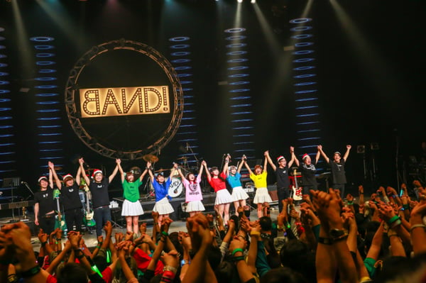 バンドじゃないもん！「歌うMUSIC」に詰まった歴史　日本青年館公演を終え次なるステージへ - Real Sound｜リアルサウンド