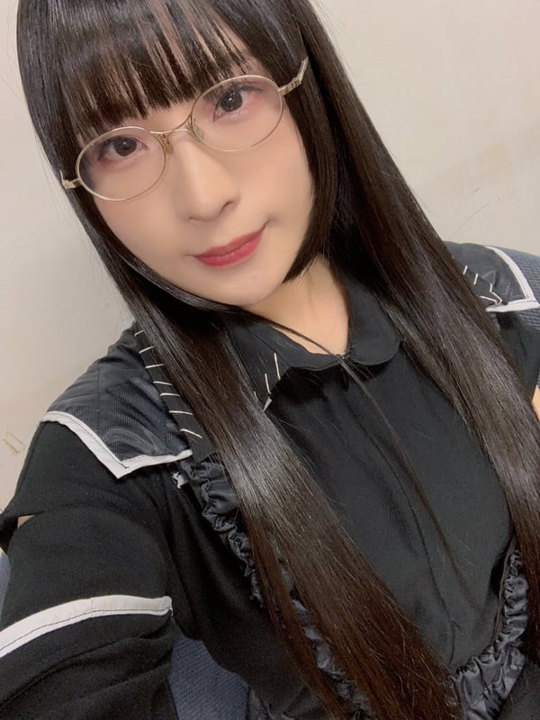 この写真←開演前→終演後のはずなんだけどメイク髪型本当に1ミリも崩れてなくて凄くないか？