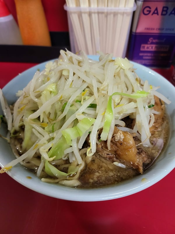 ラーメン二郎 中山駅前店 小ラーメン ぶた2枚入り 甘〜い脂