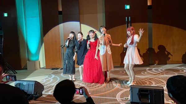 披露宴でねむ、あとべ、りさ、えい、みりんの5人時代メンバーでくちづけキボンヌを歌うことができました。うれしい、皆さん本当にありがとうございます。